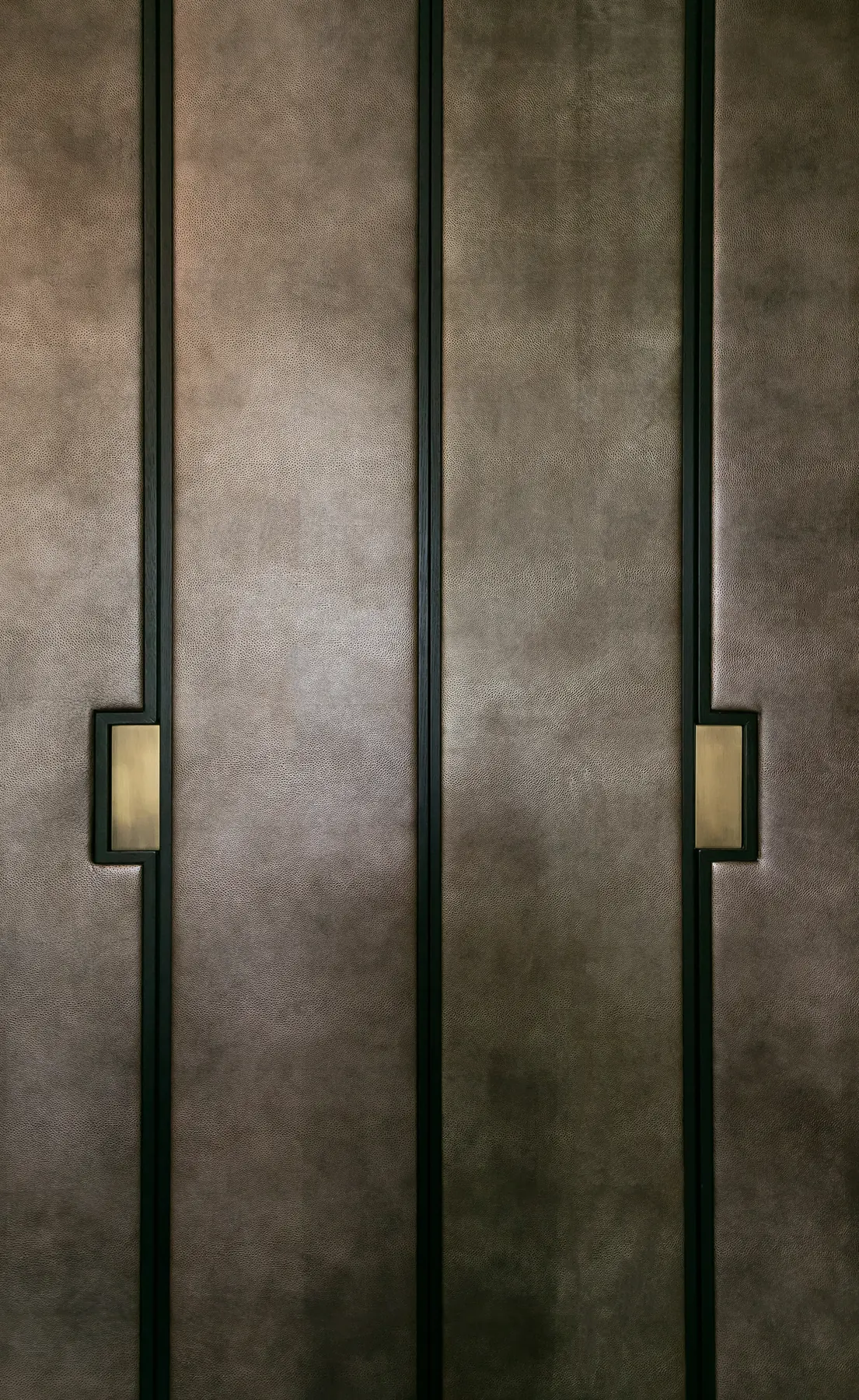 Front and handle detail on cabinet