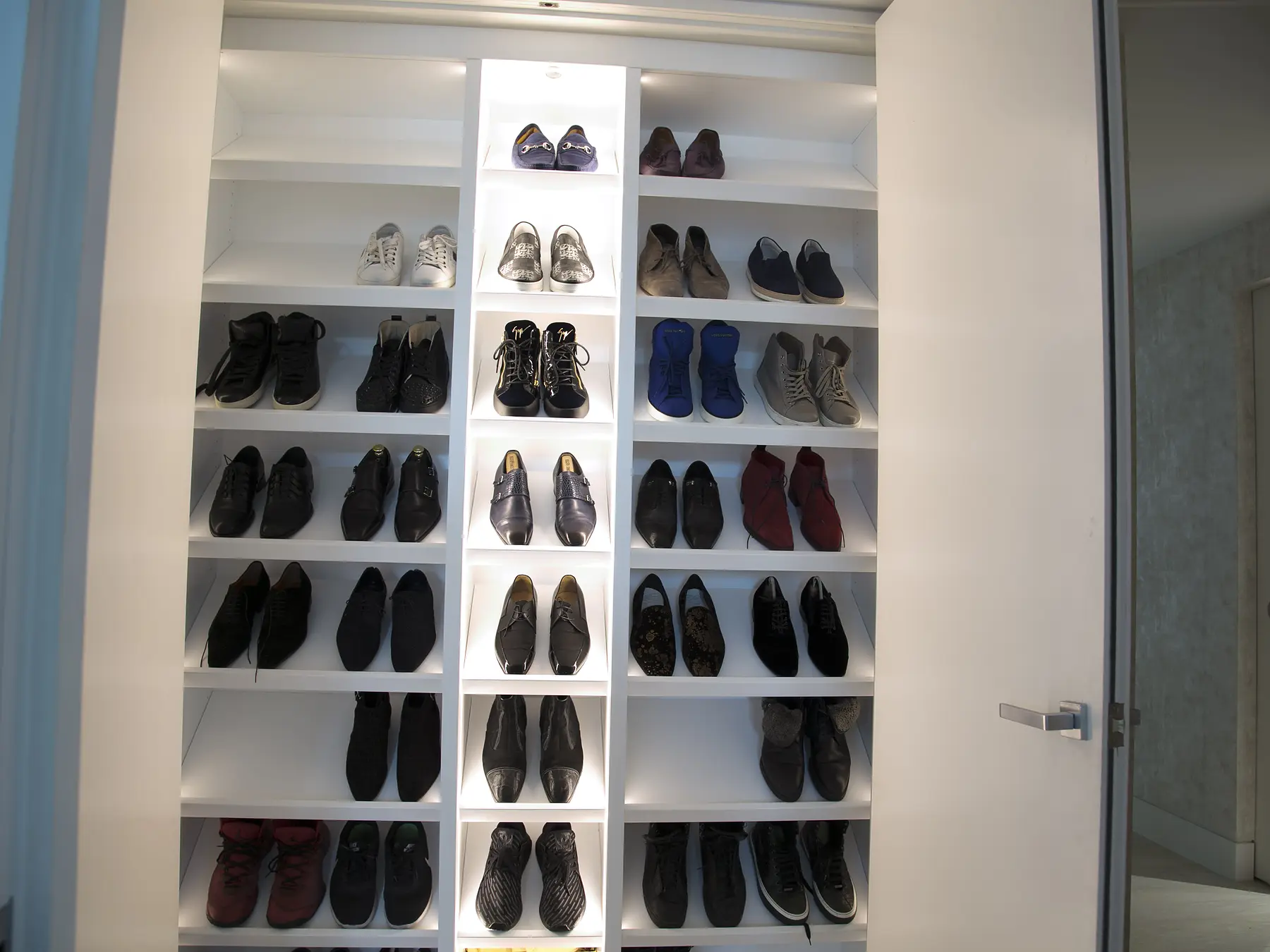 Shoe-storage cabinet overall view