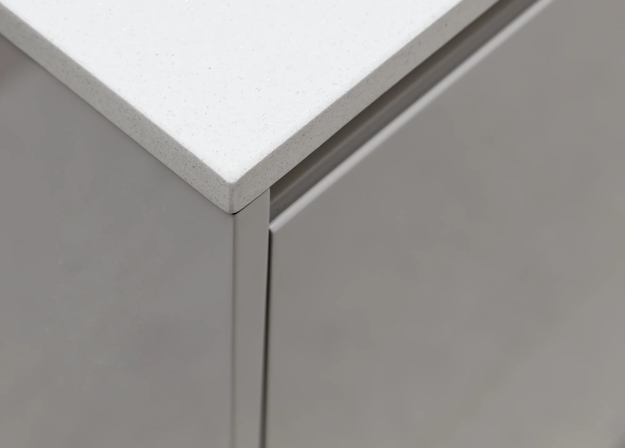 Close junction between the pale counter and cabinet front