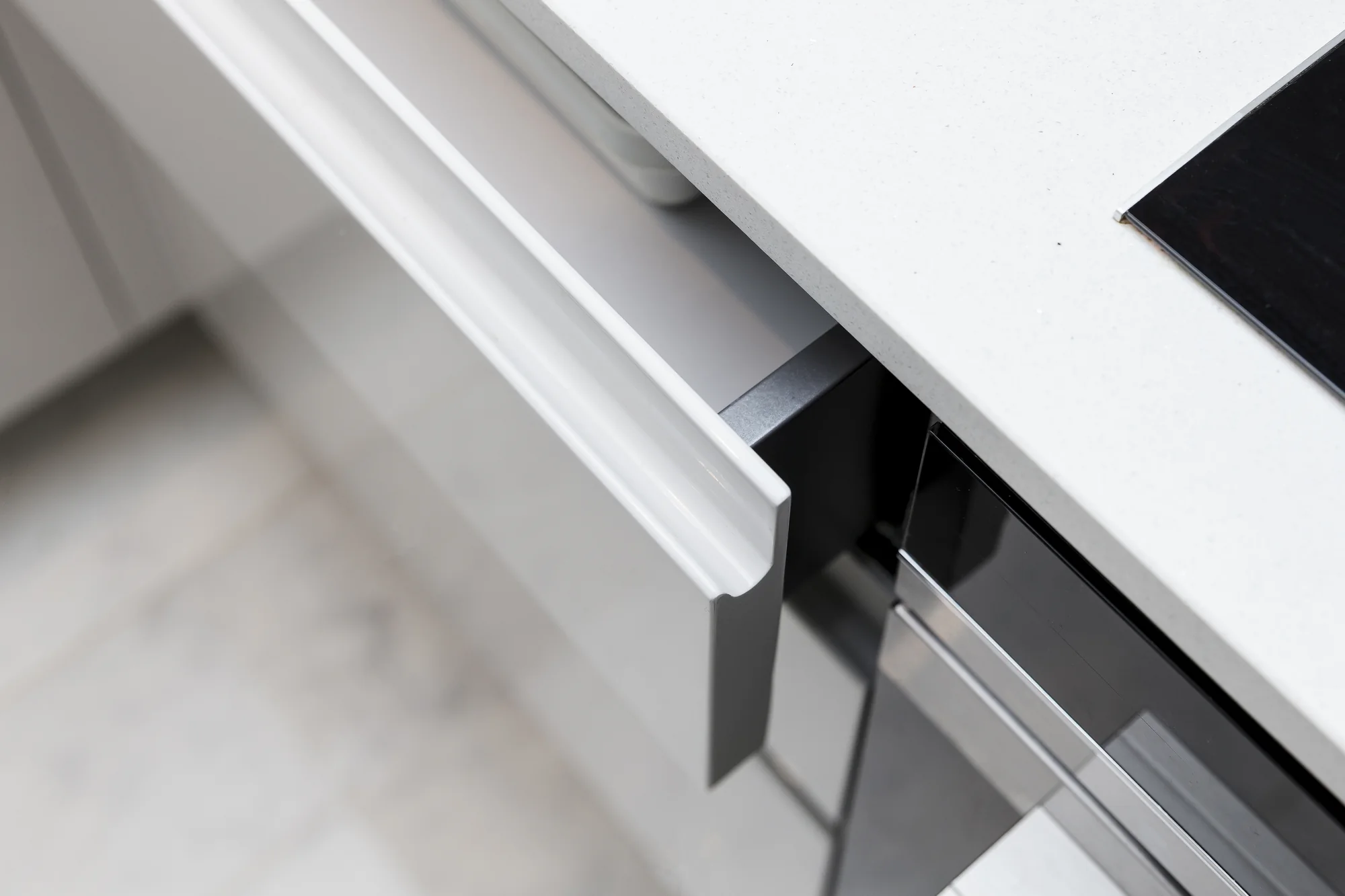 Drawer fronts and handle profiles beside the worktop