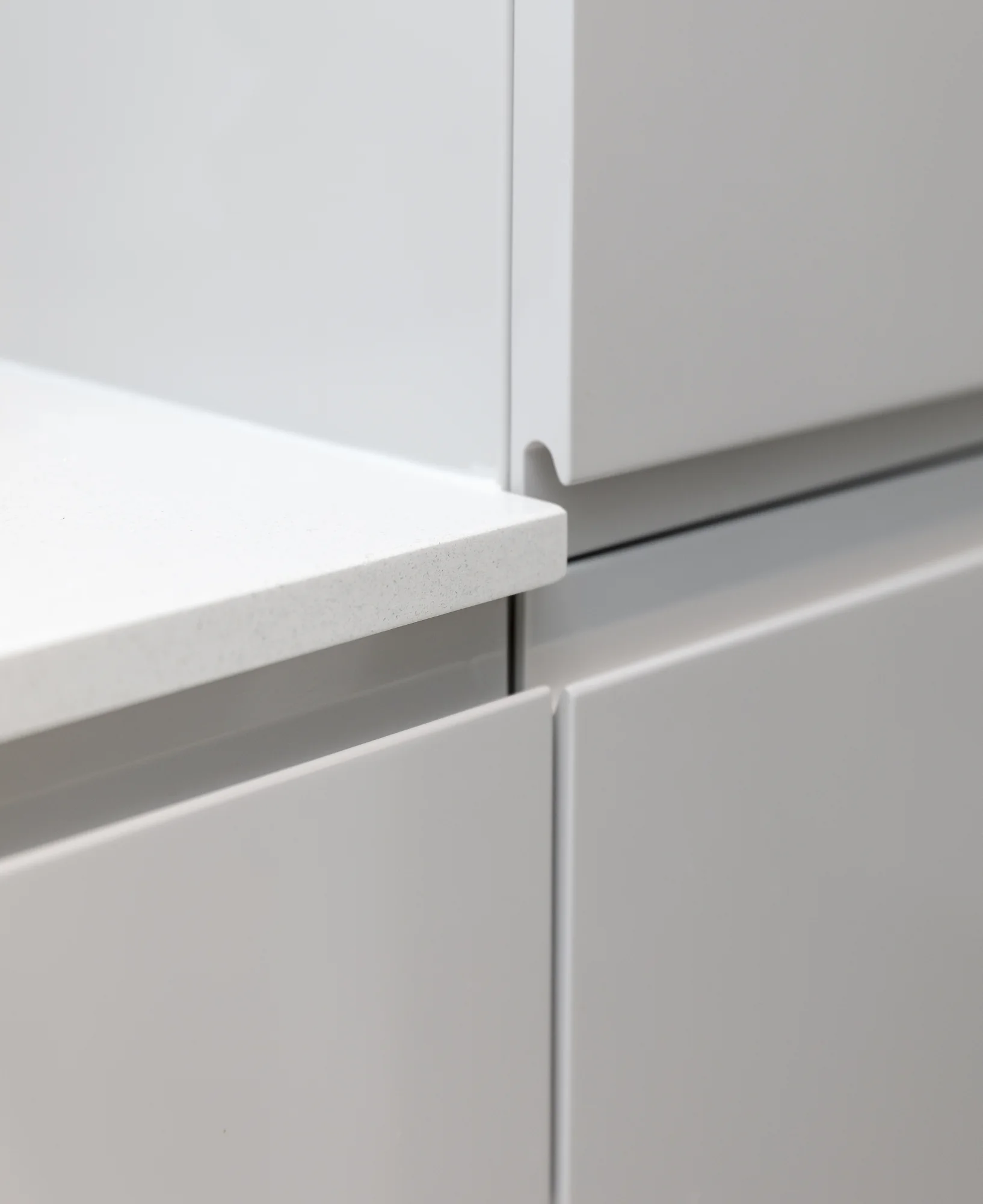 Handleless cabinet fronts and worktop edge